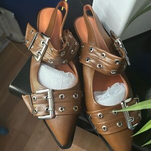 Sole material
Rubber
Outer material
Polyurethane (PU)
Closure type
Buckle